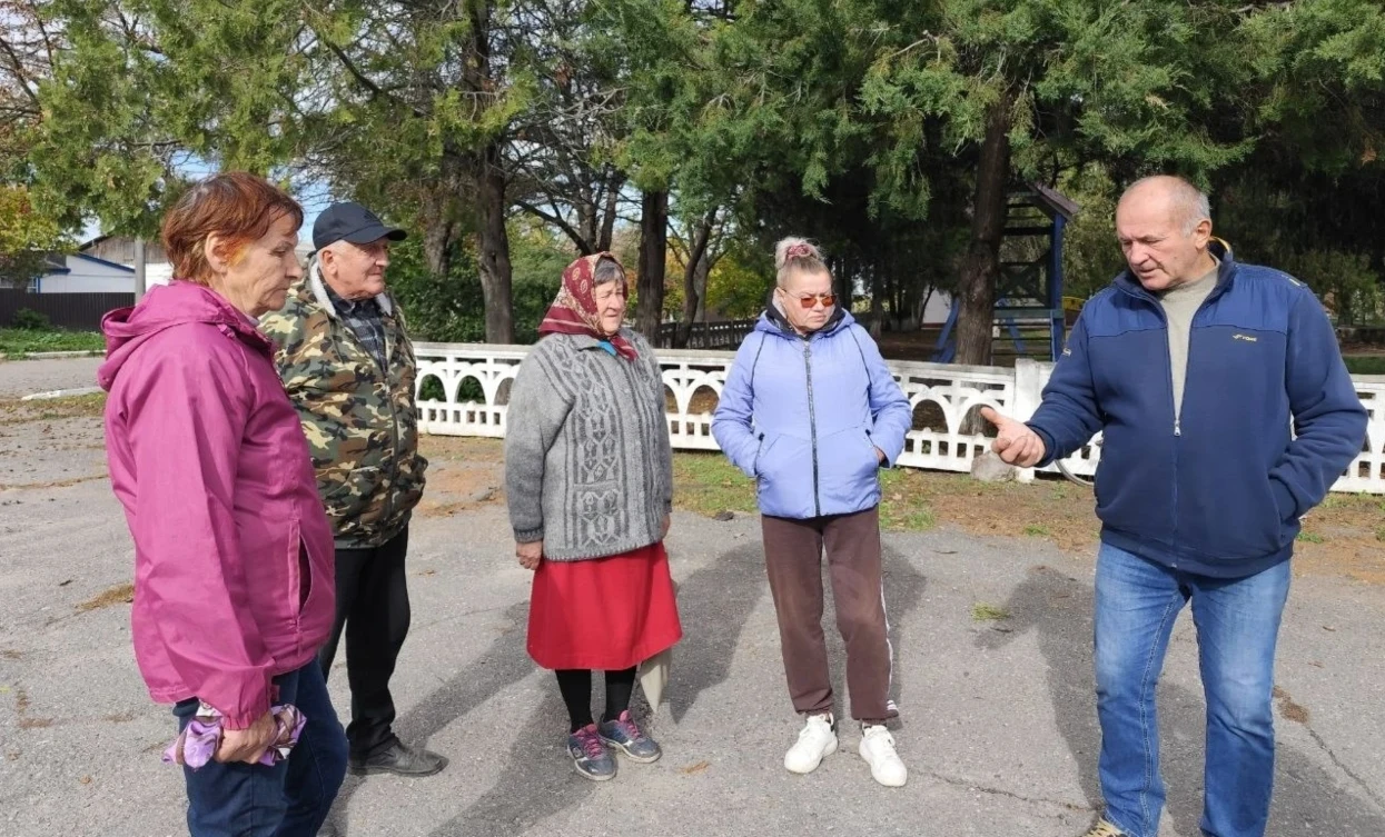 Староста Олексій Кондратенко під час публічної дискусії з мешканцями села Володимирівки