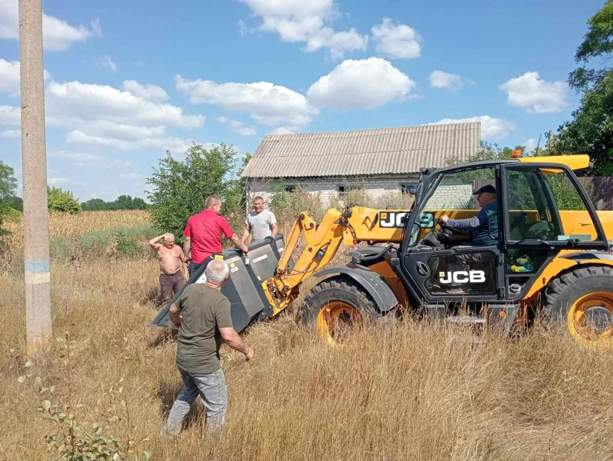 Місцеві жителі готуються встановлювати каркас для лелечого гнізда