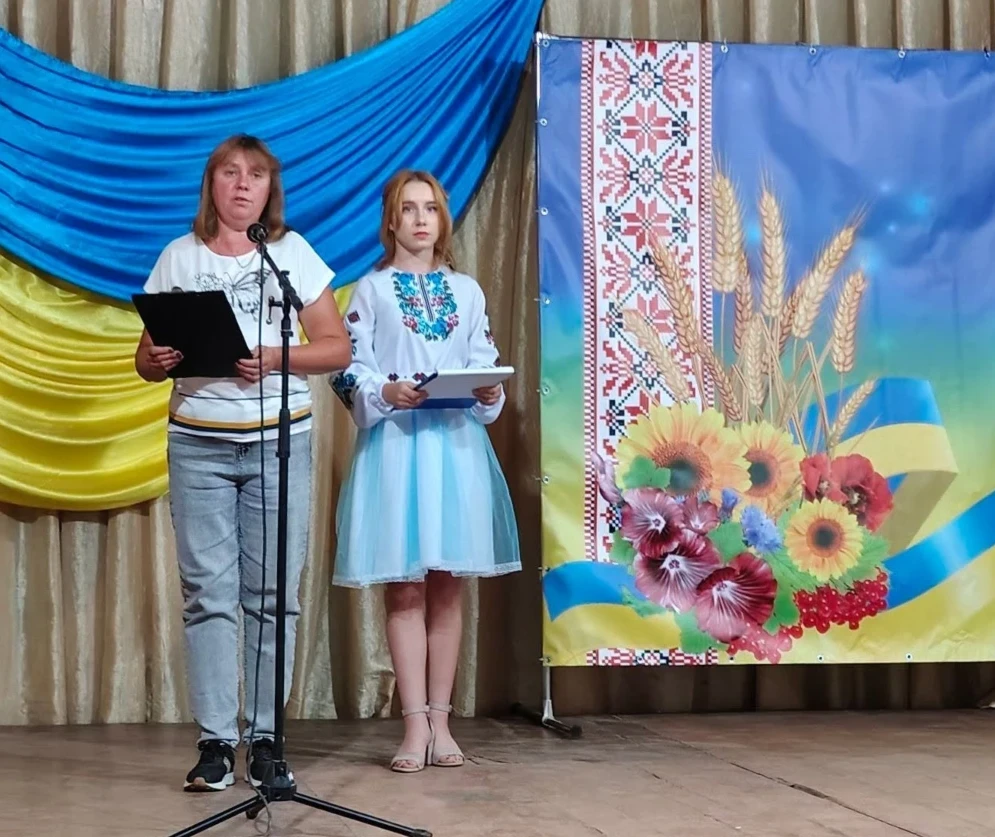 Староста села Олена Студенко  та ведуча свята