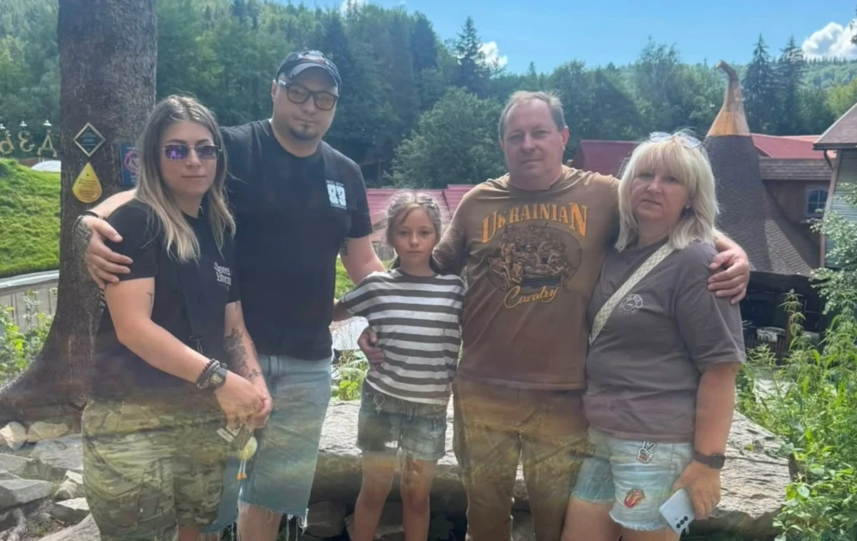 Владіслав Яндович з дружиною, донькою, батьками 