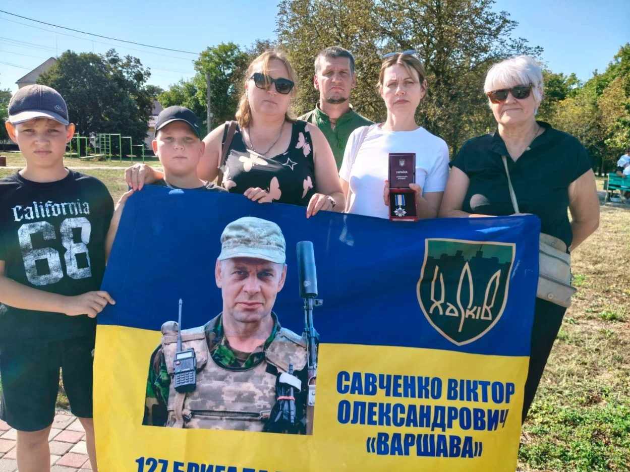 Родина полеглого Захисника Віктора Савченла - сестри Валентина та Тетяна, брат Олександр з дружиною Вітою та племінники Тимофій та Богдан
