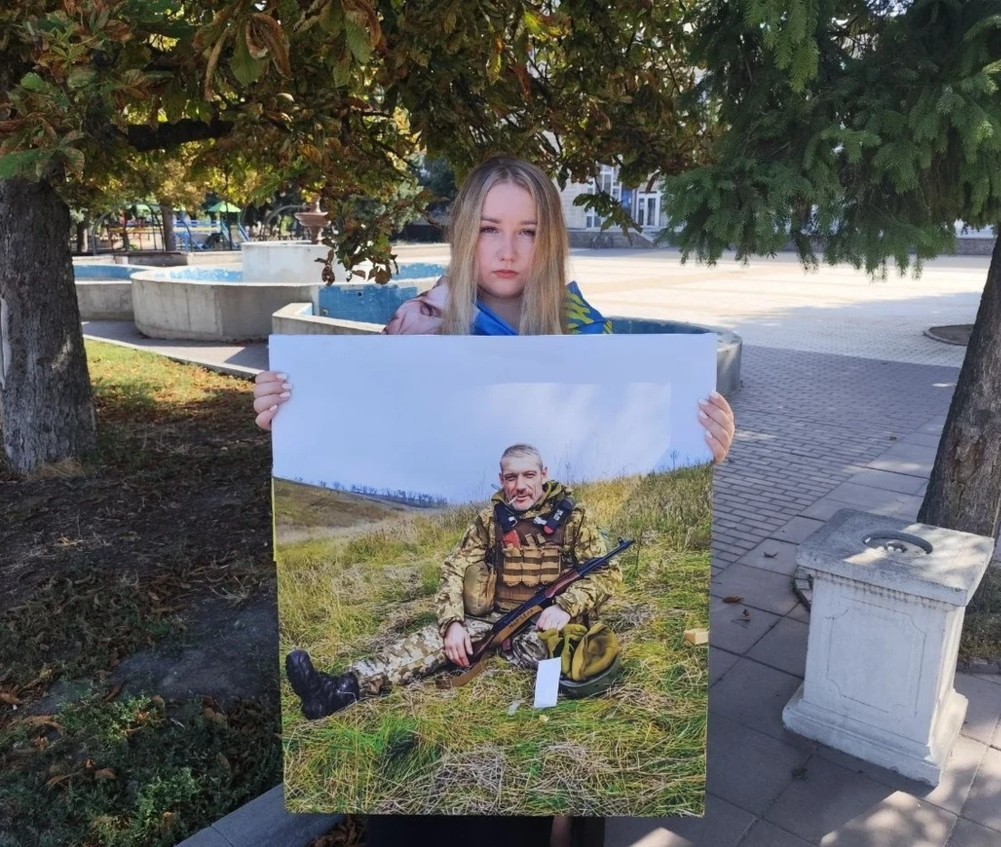 Олександра Булгару зі світлиною батька Олега Василенка
