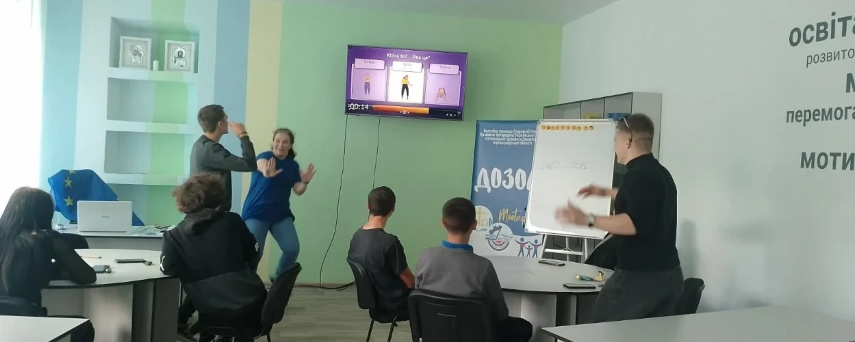 Ольга Борзенко з членами Євроклубу під час вікторини до Дня Європи 