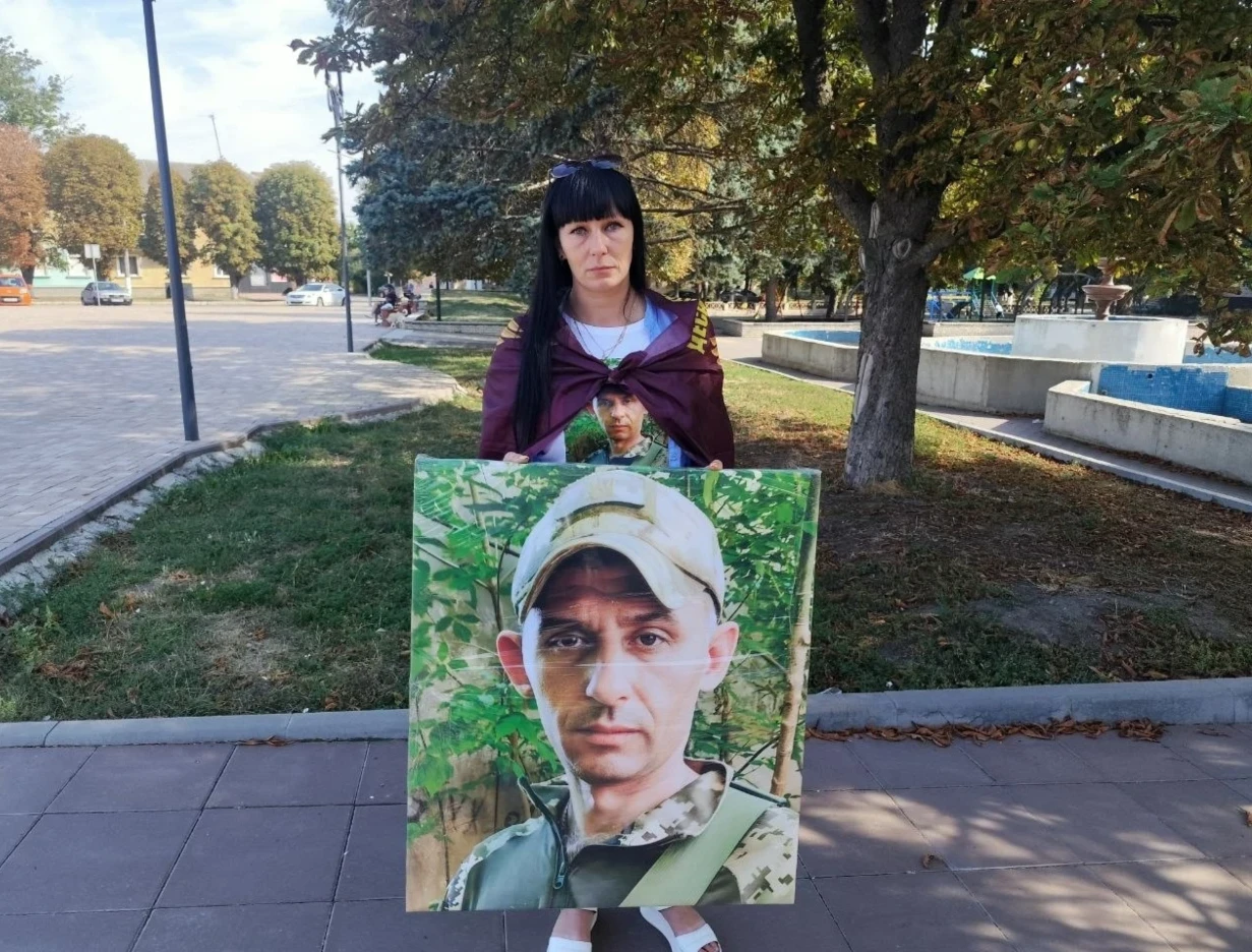 Ольга Фуженко зі світлиною чоловіка Миколи Фуженка
