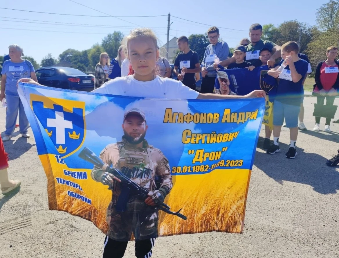 Діана Агафонова зі світлиною свого тата - Андрія Агафонова