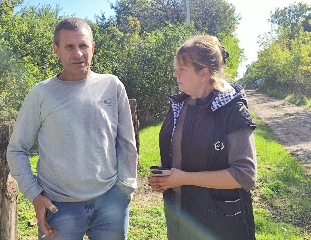 Староста села Цибулеве Олена Студенко спілкується з Юрієм, який декілька місяців, як переїхав з родиною з  Краматорська