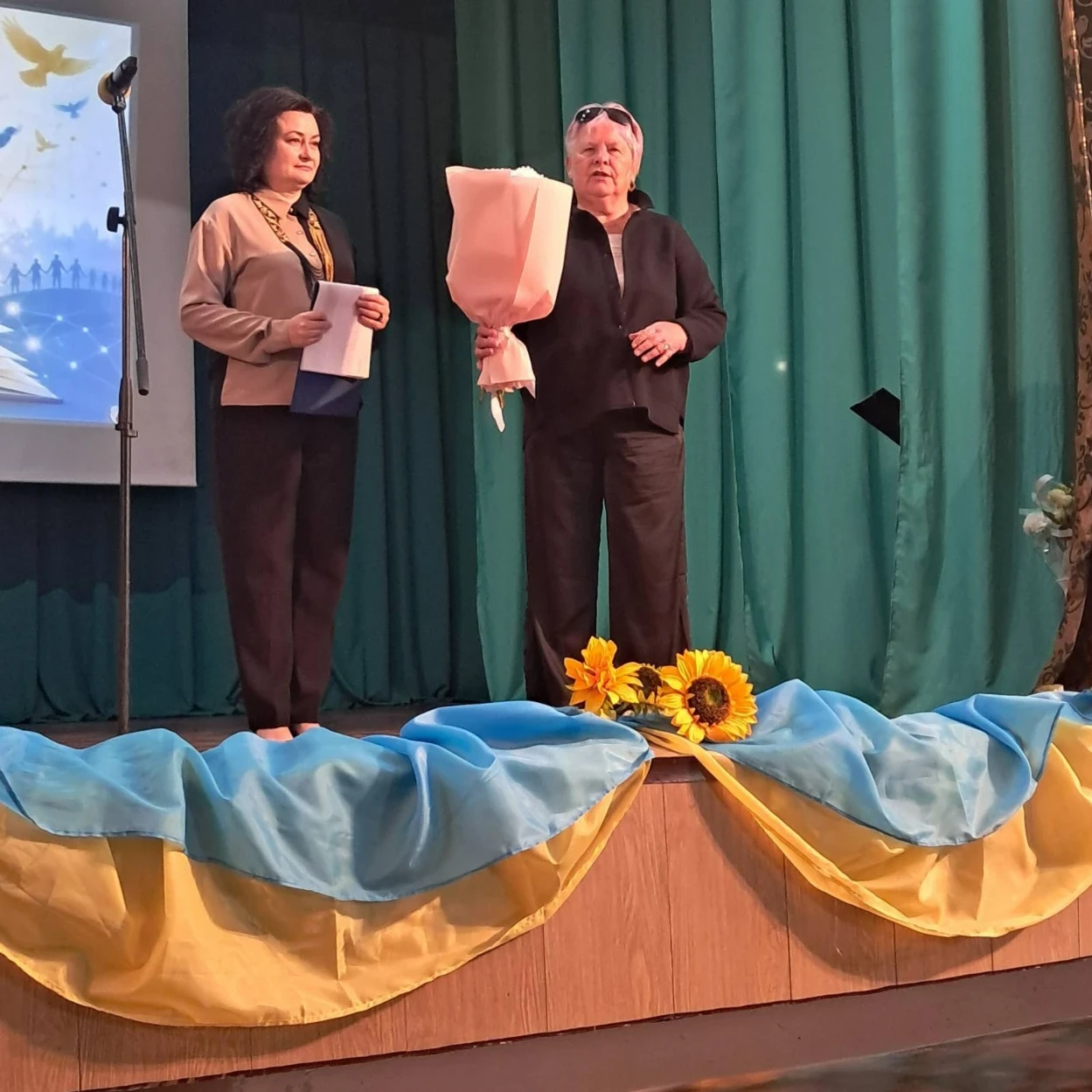 Дмитрівський сільський голова Наталія Стиркуль та начальниця відділу освіти, молоді та спорту Дмитрівської сільської ради Наталія Бойко
