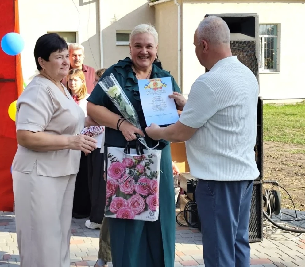 Галина Шевченко та Володимир Сокирко Вручають Подяку начальниці Чорноліського надлісництва Тетяні Хуторній