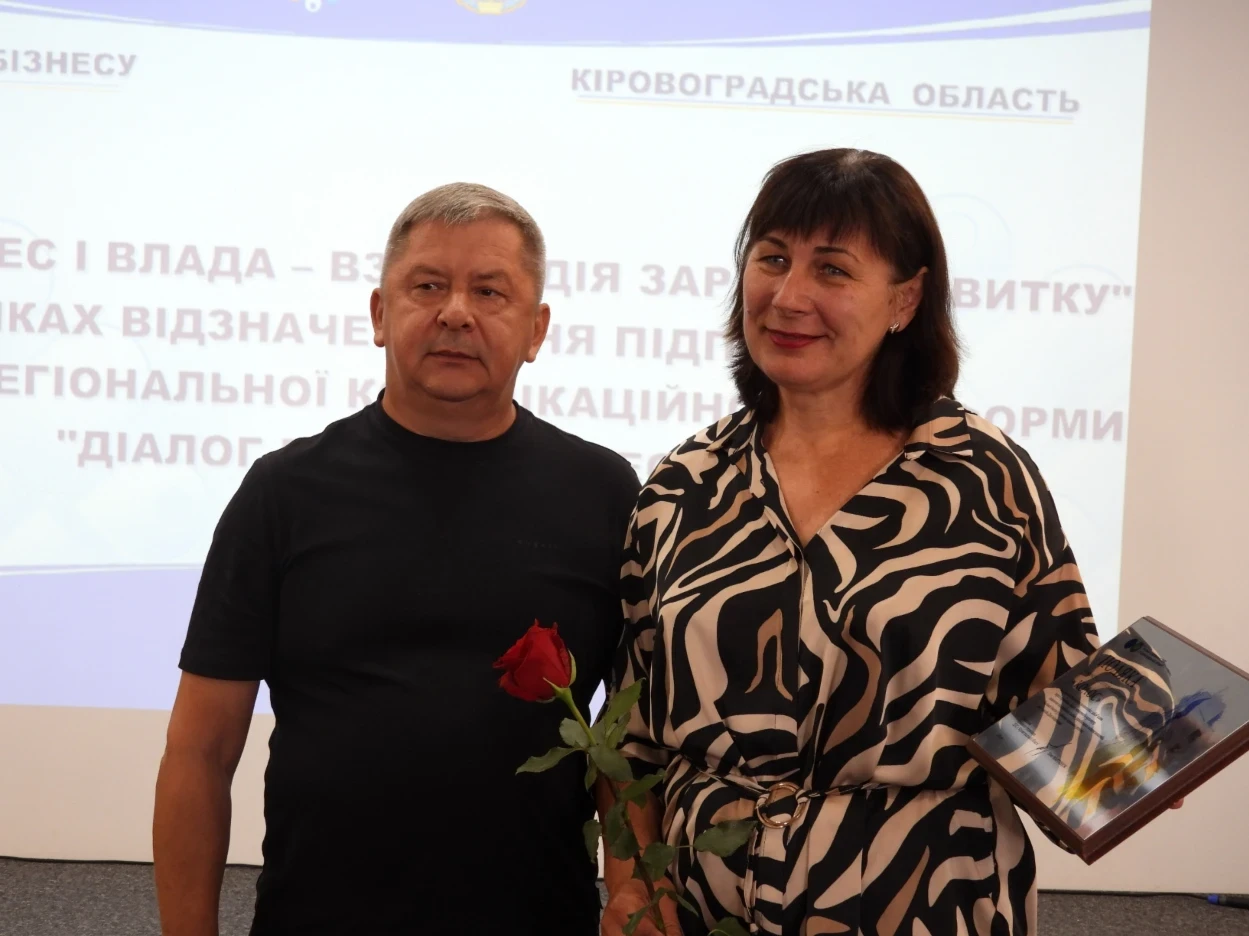 Начальник Головного управління ДПС у Кіровоградській області Олег Мартинюк та представниця ТДВ "Колос" Вікторія Якубова