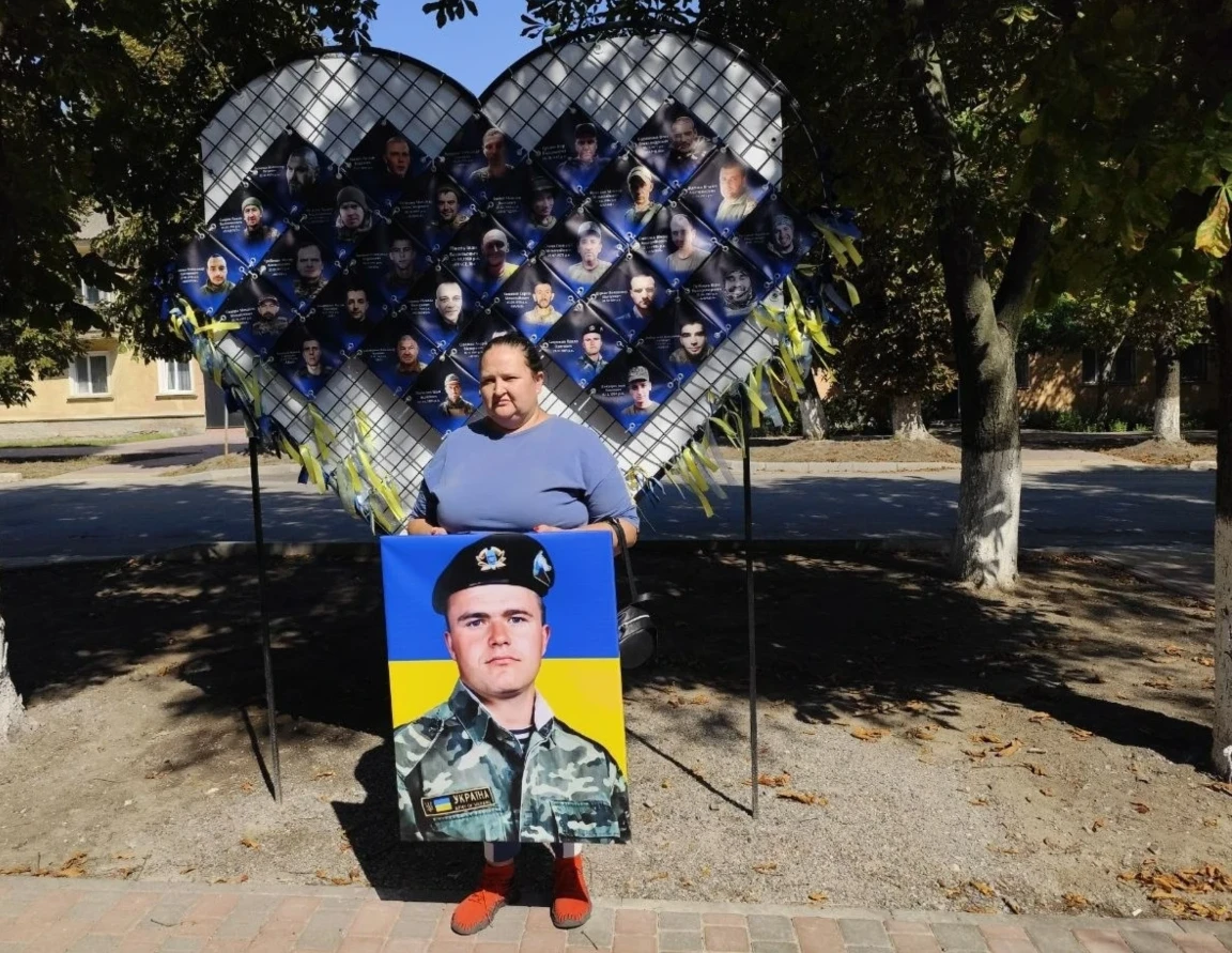Олена Тоака зі світлиною брата