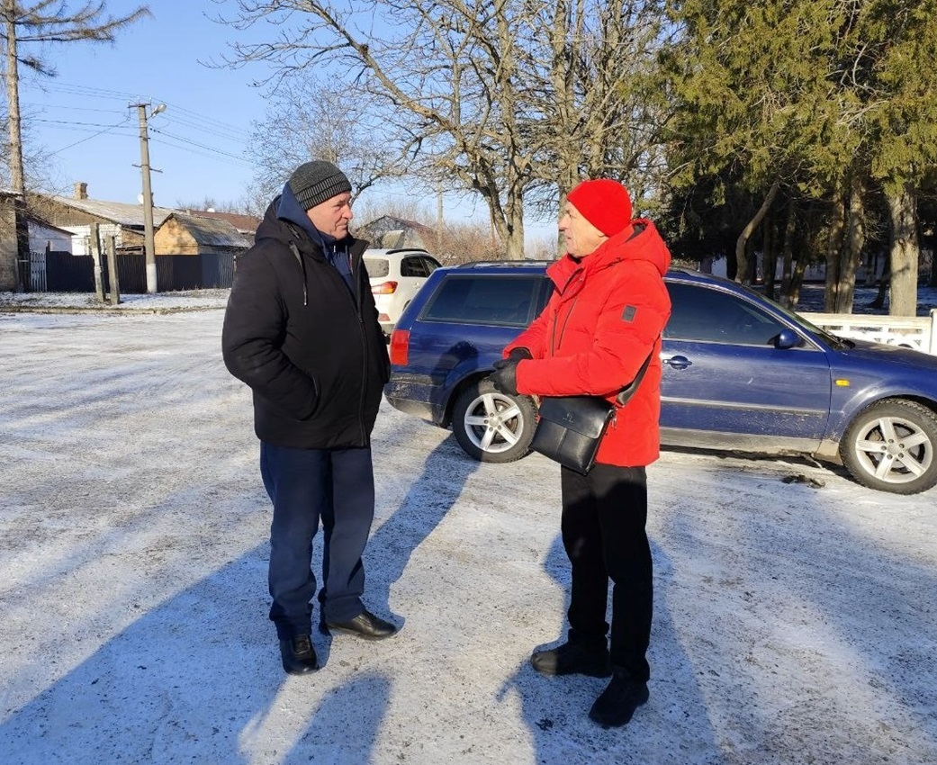 Староста Олексій Кондратенко спілкується з одним із активістів Валерієм Кравченком
