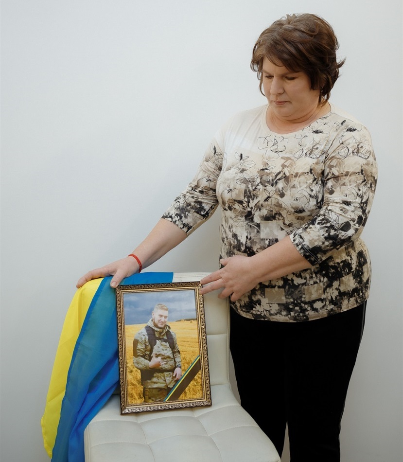 Ольга Івченко з фотографією загиблого сина Євгена