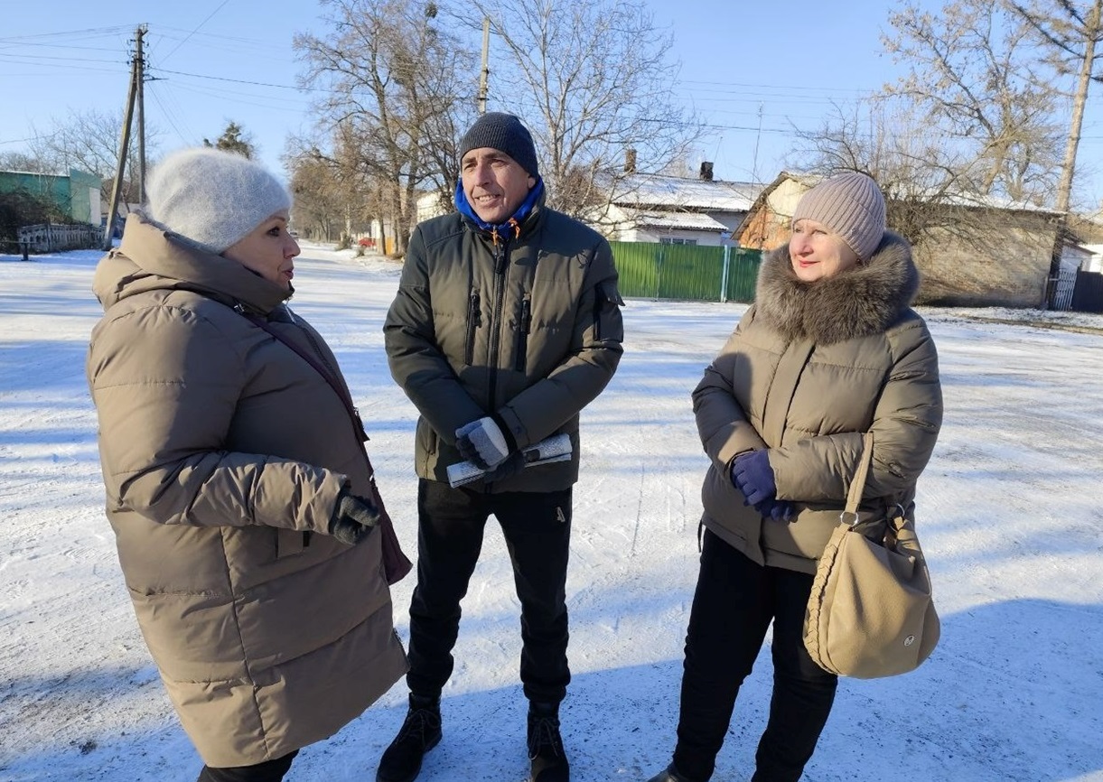 Григорій Пікущий спілкується з Аллою Молчановою та Ларисою Рибачок