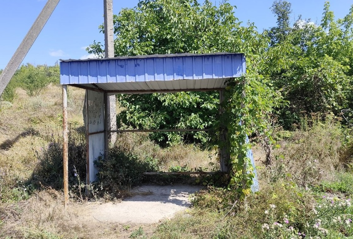Зруйнована зупинка у селі Мошорине