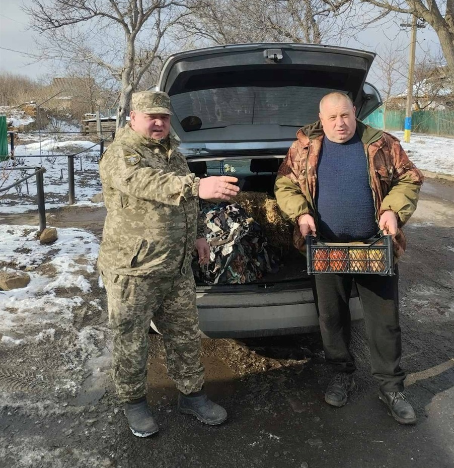 Анатолій Рябошапка передає допомогу одному із Захисників України