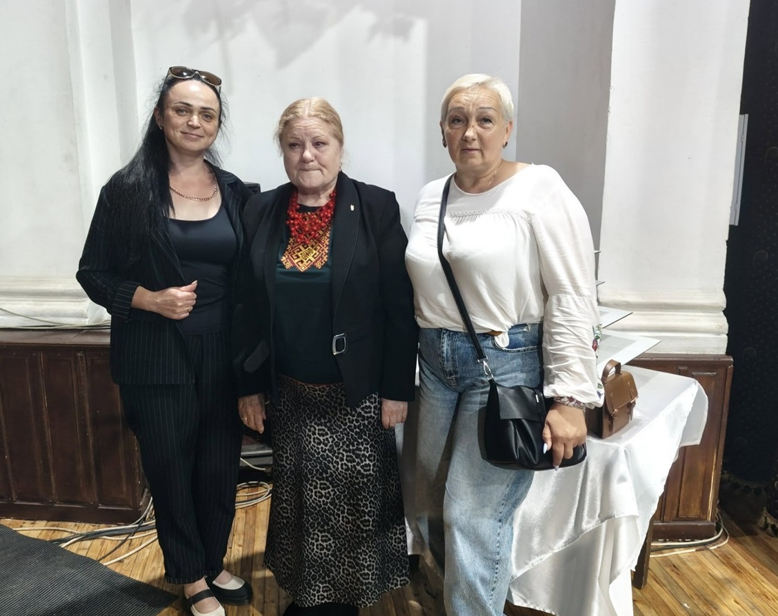 Директорка Дмитрівського СБК Лілія Стиркуль, народна артистка України Антоніна Червінська та начальниця віддіу культури і туризму Лідія Міркотан