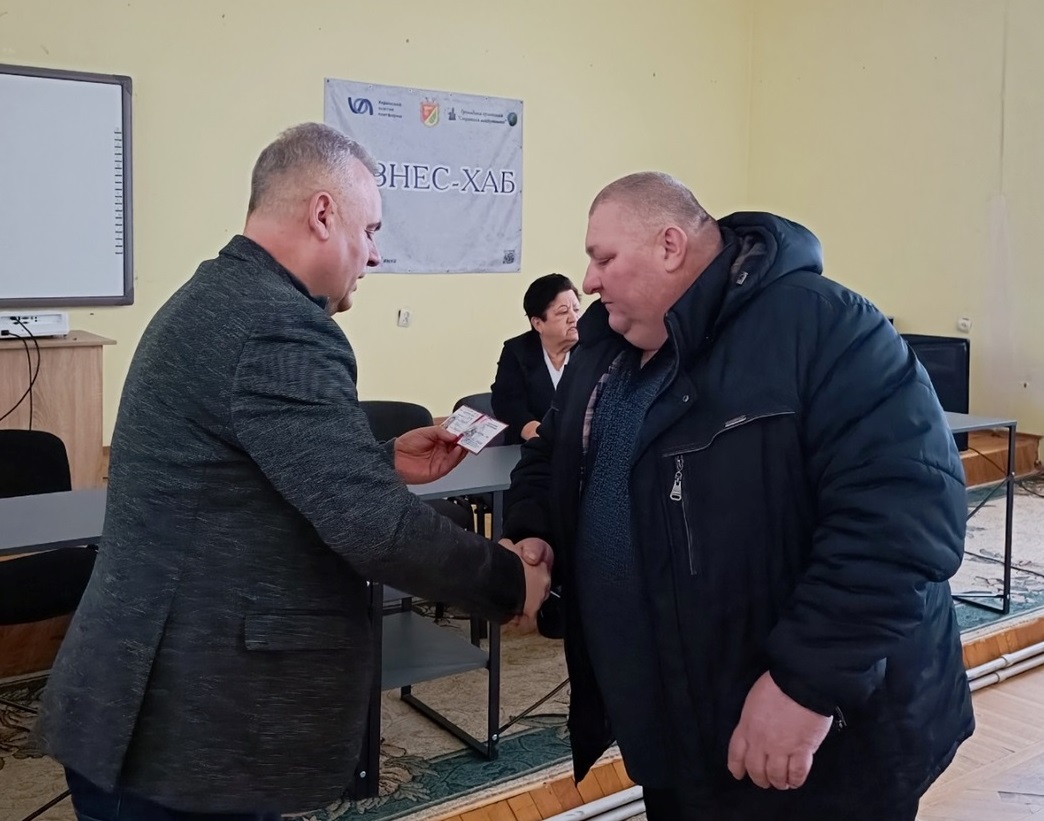 Знам'янський міський голова Володимир Сокирко вручає нагорудний знак та посвідчення "Почесний донор України" Юрію Демідову.