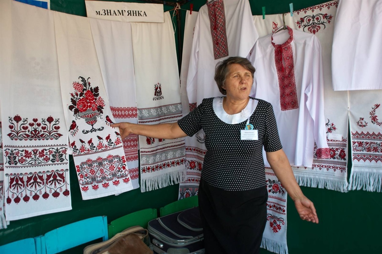 Майстриня вишивальниця Раїса Айвазовська зі своїми роботами