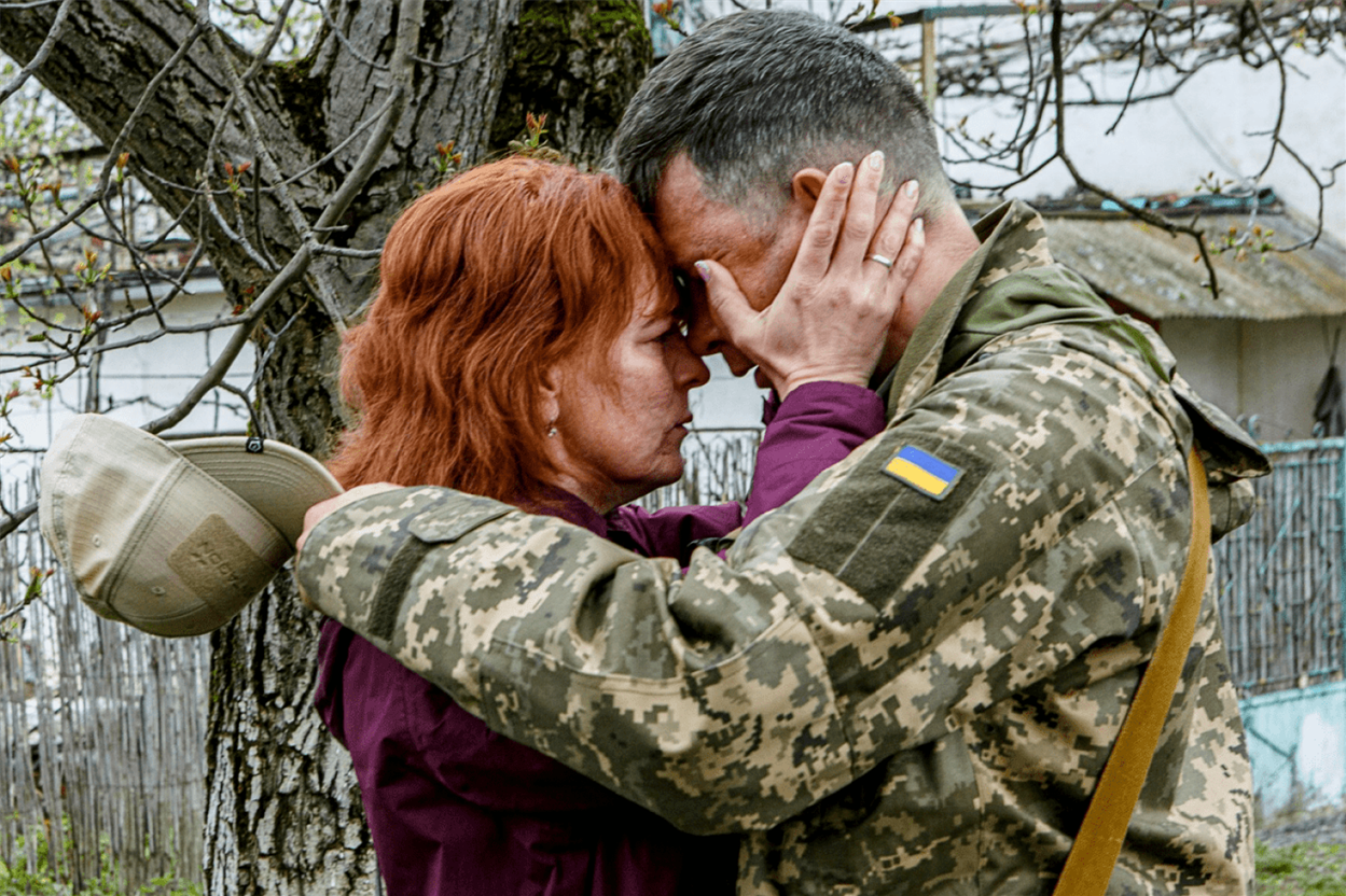 Жінка проводжає чоловіка на фронт