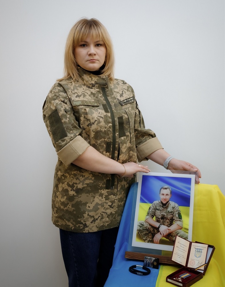 Марина Павловська біля портрета чоловіка
