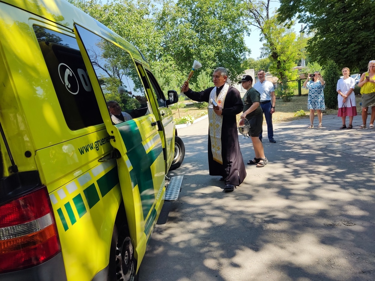 Отець Іван освячує автомобіль швидкої допомоги