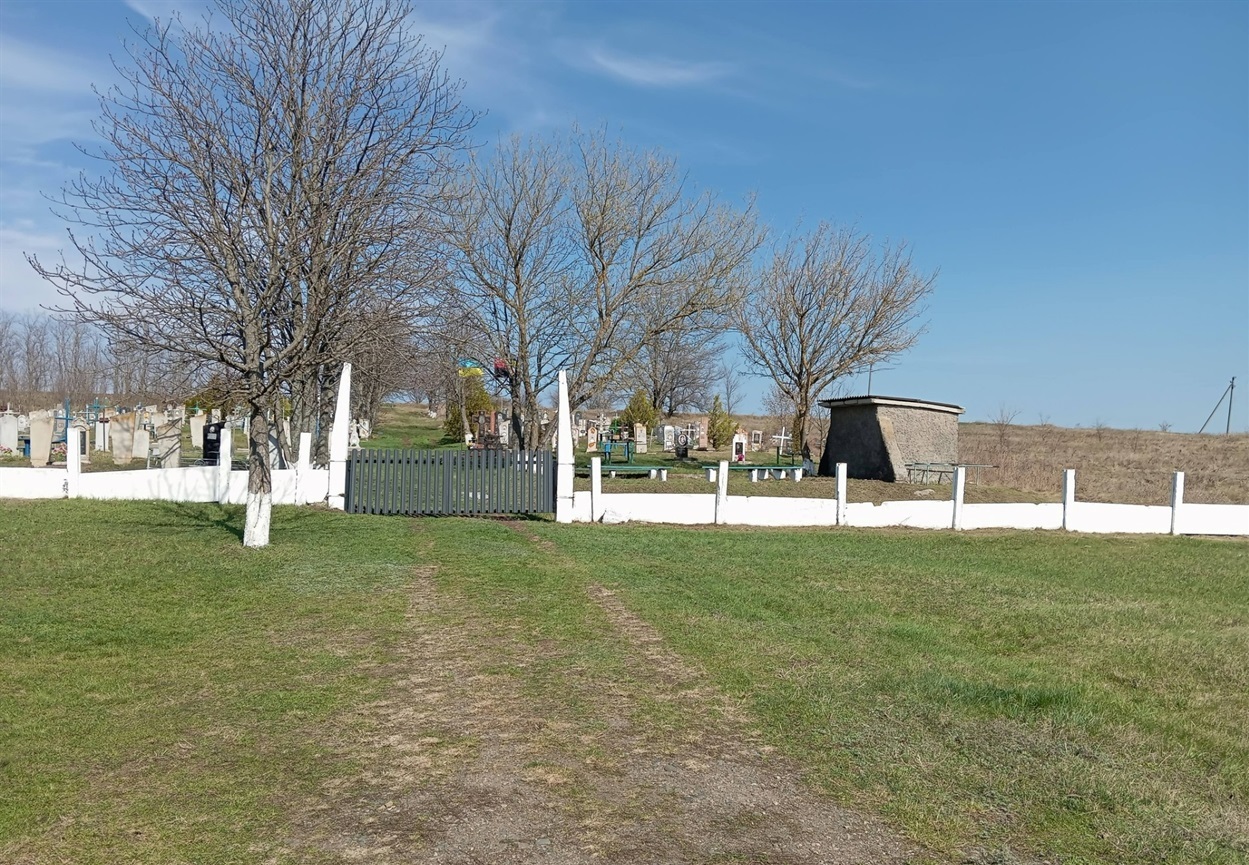 Нові ворота, встановлені на кладовищі у селі Плоске