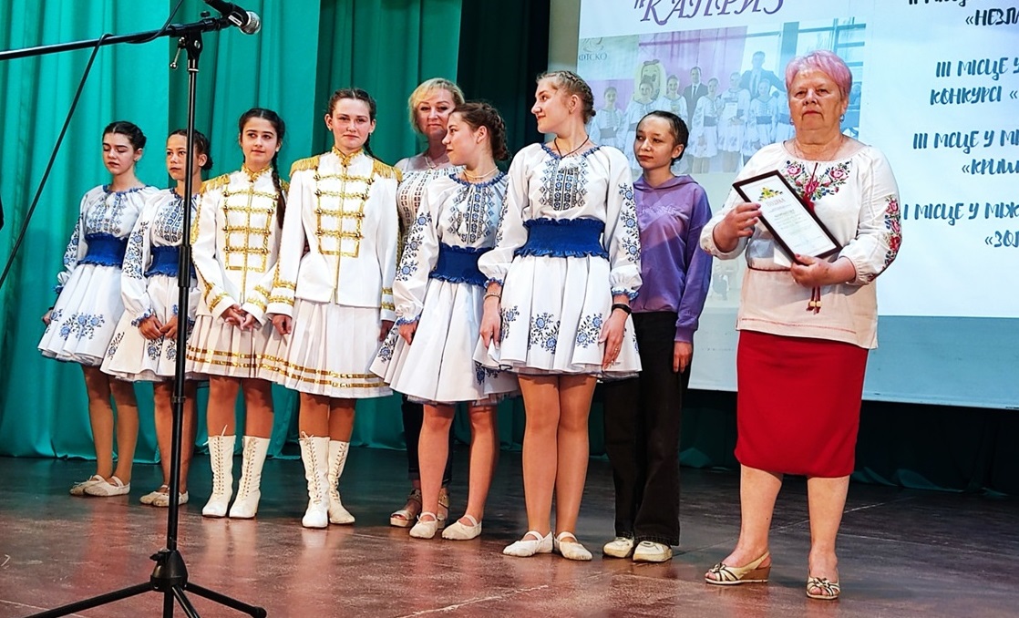 Наталія Стиркуль нагороджує хореографічний колектив "Каприз"