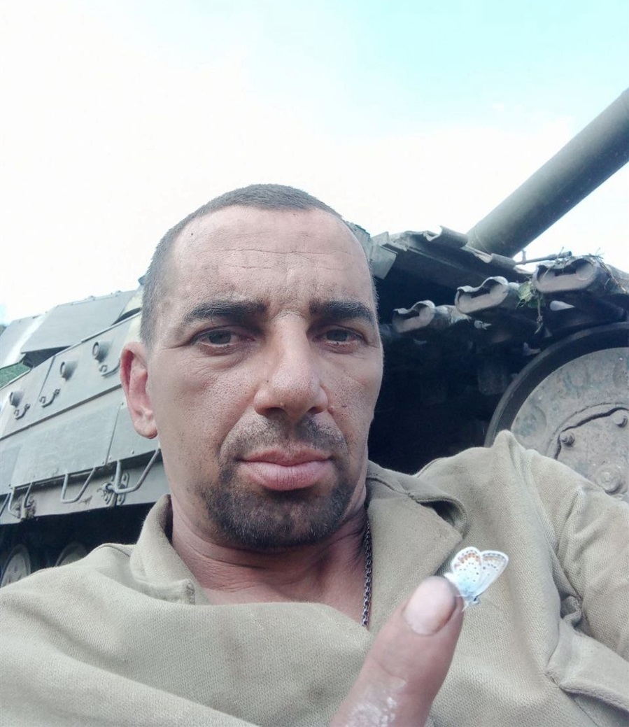 Сергій Назаров тримає на руці метелика
