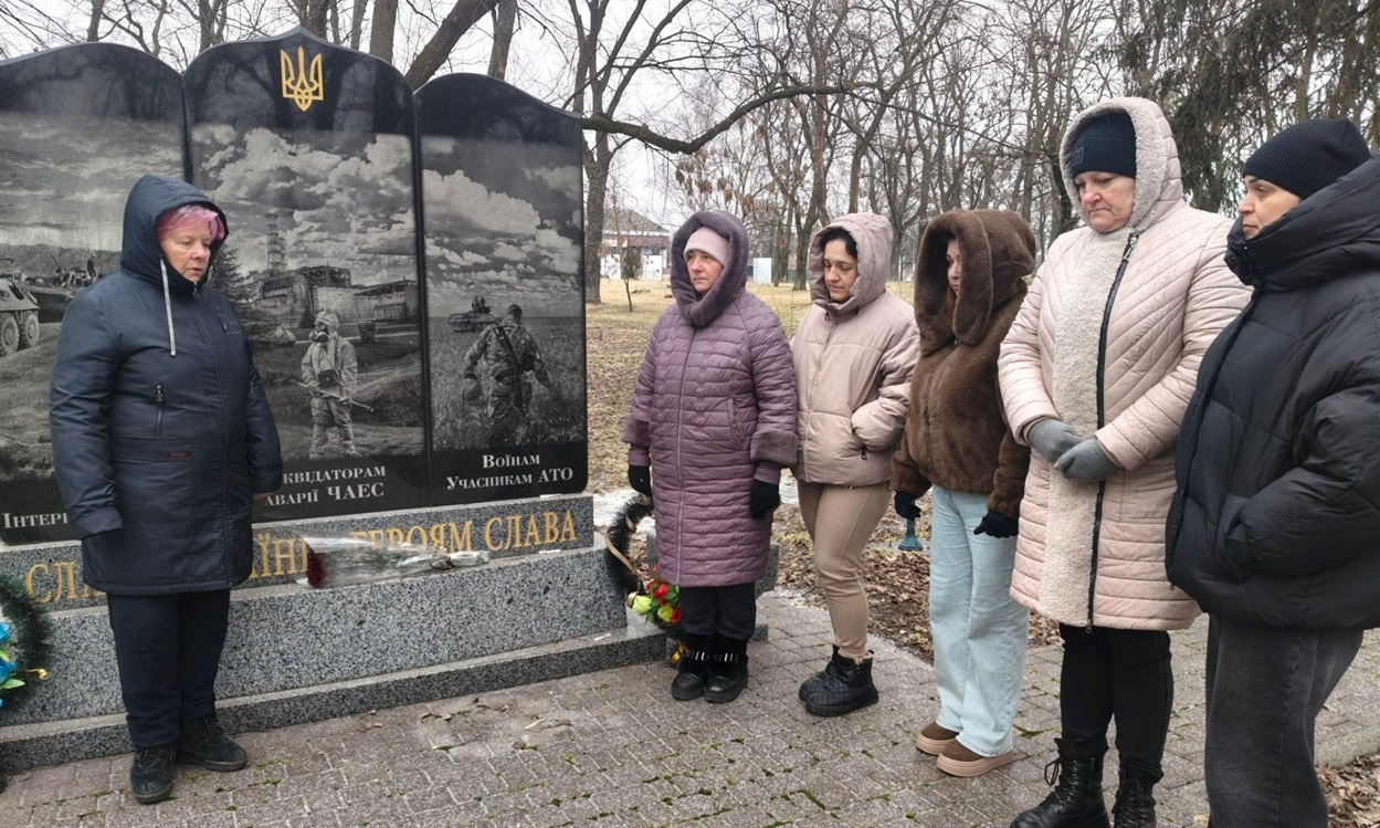 Громада вшановує пам'ять загиблих біля пам'ятного знаку