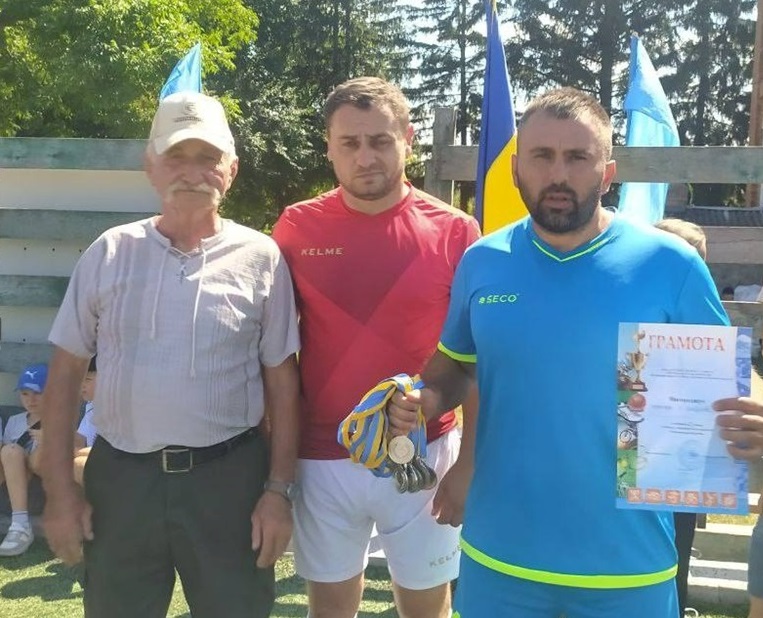 Перший зліва батько загиблго Героя - Василь Катана