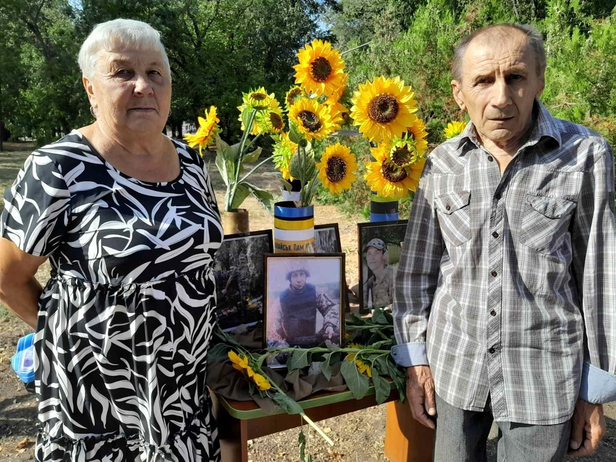 Ольга Бондаренко з чоловіком Анатолієм біля зсвітлини загиблого сина Віталія