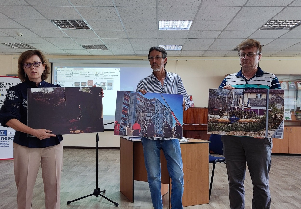 Ліна Кущ, Петро Мельник та Анатолій Безтака під час презентації фотосвітлин проекту