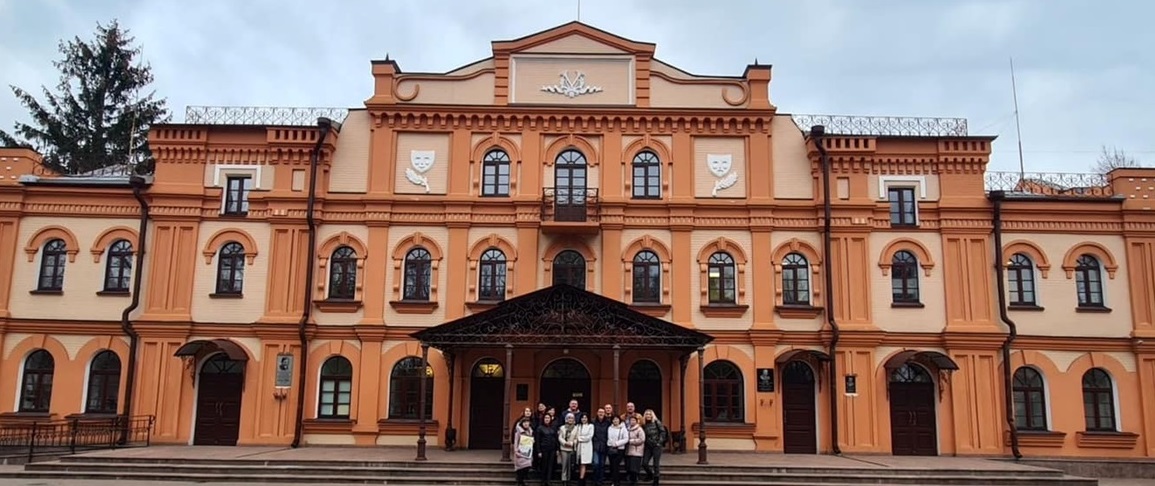 Біля театру