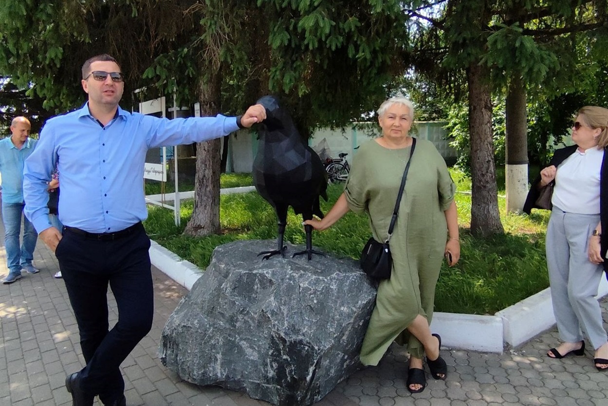 Міський голова Гайворона Роман Волуйко та Лідія Міркотан біля Грака - символа міста