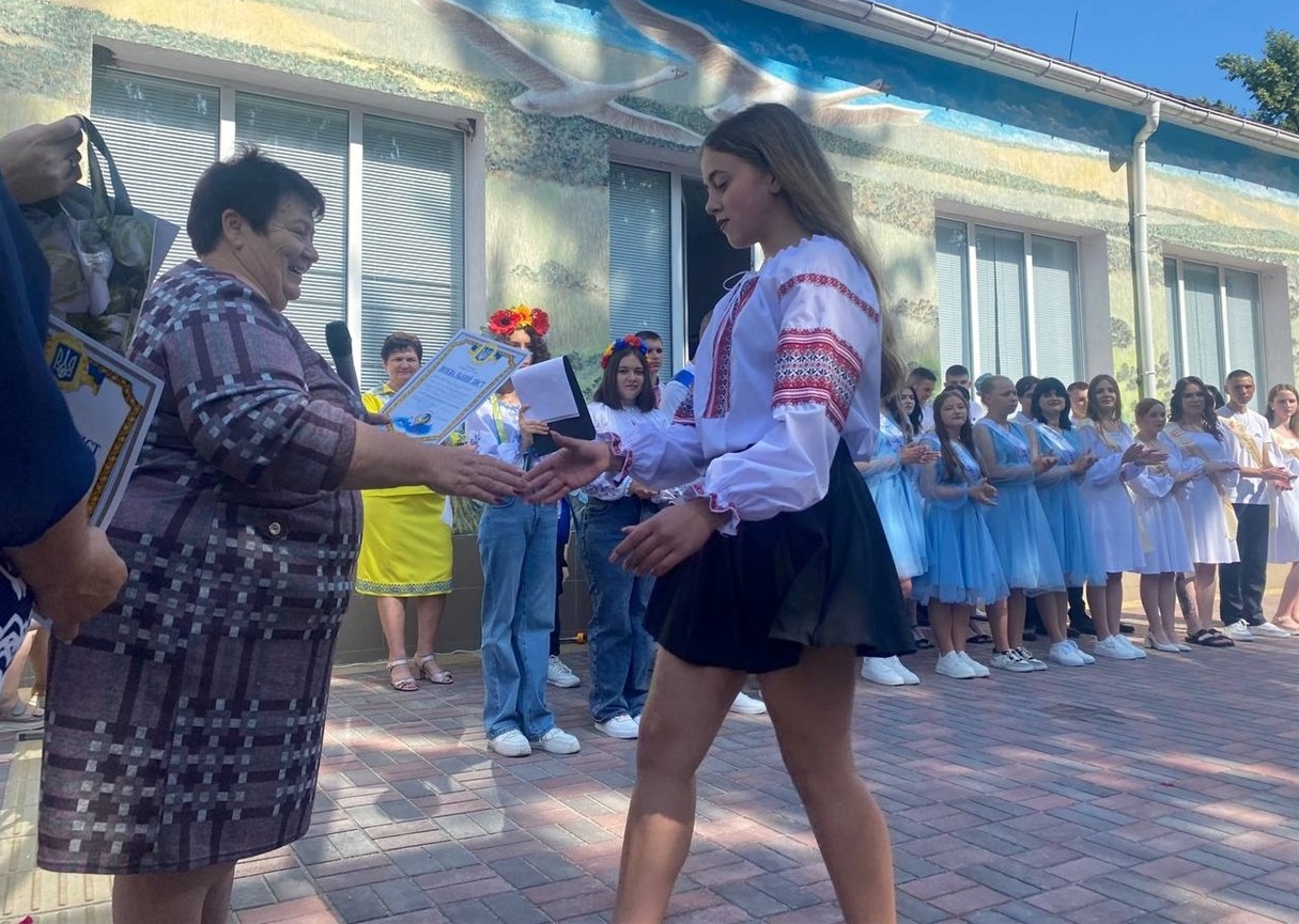 Олена Павленко вручає відзнаку учениці Дмитрівського ліцею