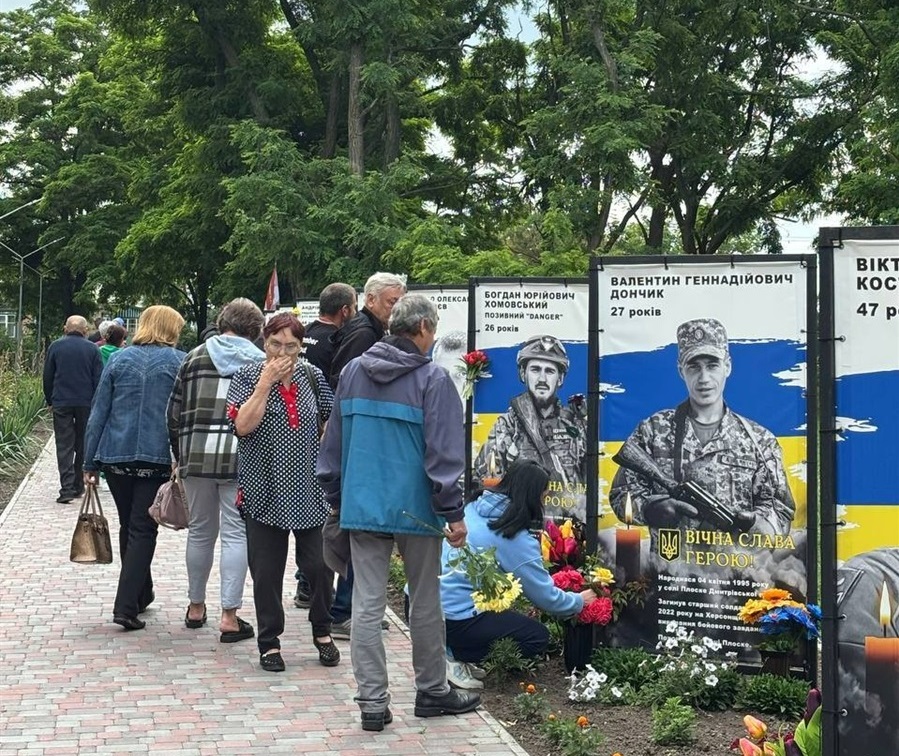 Жителі Дмитрівки поклали квіти на Алею Слави та вшанували пам'ять полеглих Героїв