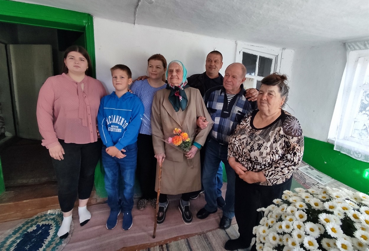Ганна Данилівна з родиною