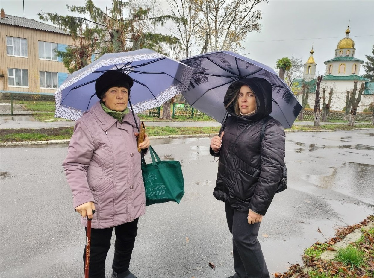 Жителька села Трепівки Дар'я Тараненко та Олена Тригубенко