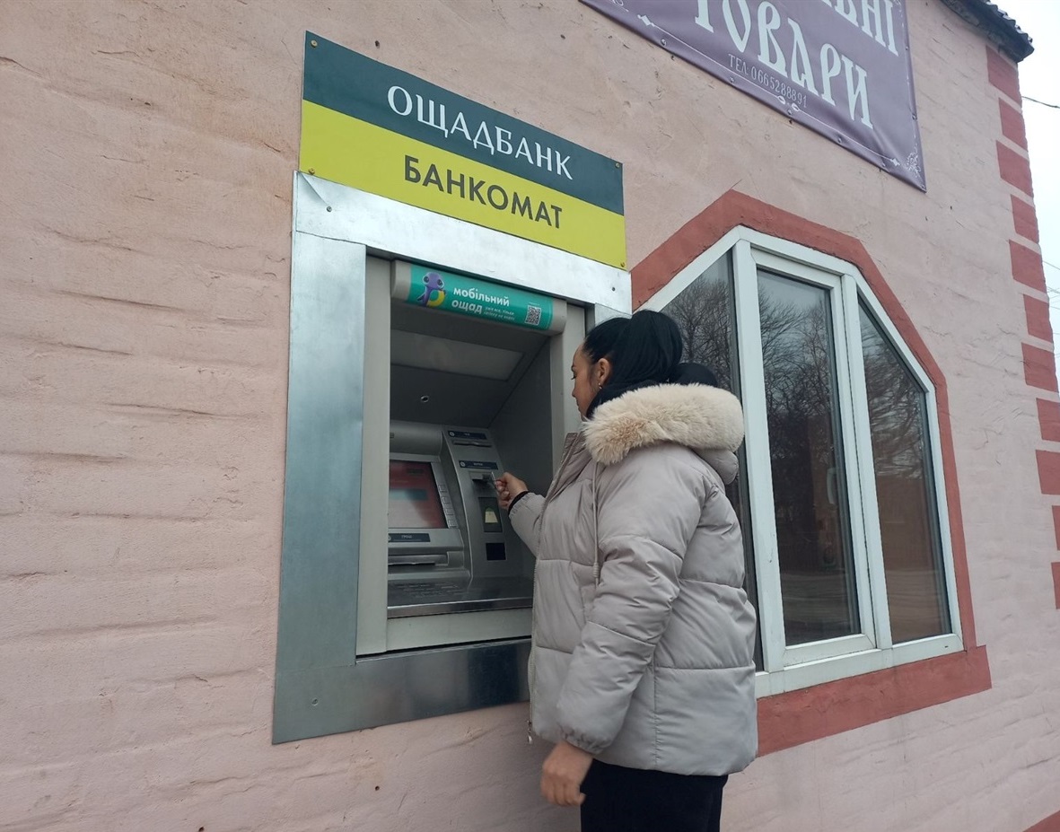 Мешканка Дмитрівки Лілія Стиркуль користується банкоматом
