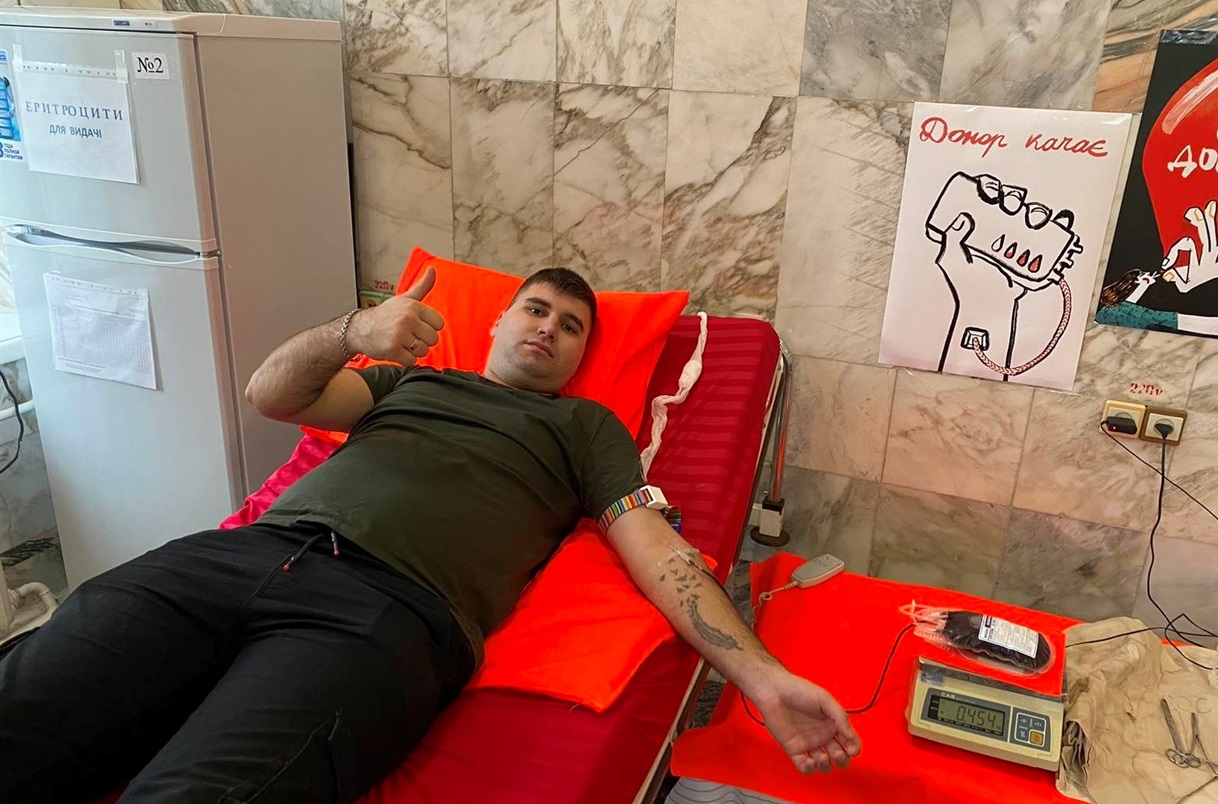 Донор під час забору крові