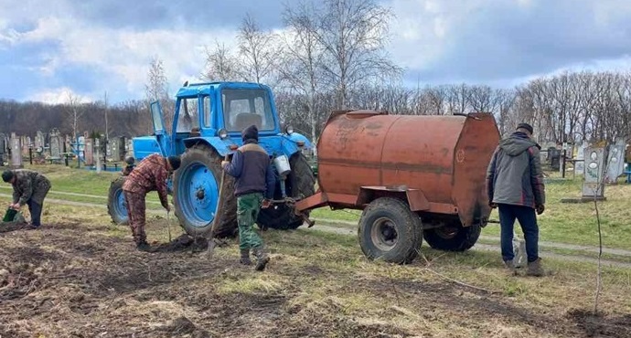 Підвезення води для висадки дерев