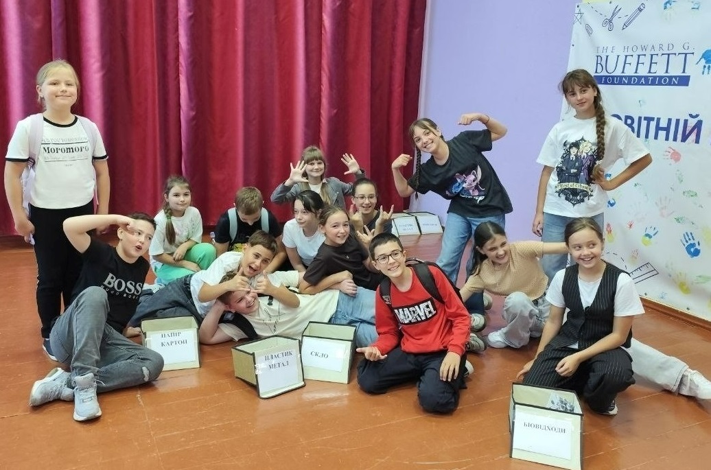 Урок сортування від "Медіаторів громади" у ліцеї "Крила України" - діти вміють сортувати сміття, далі  повинні діяти дорослі 