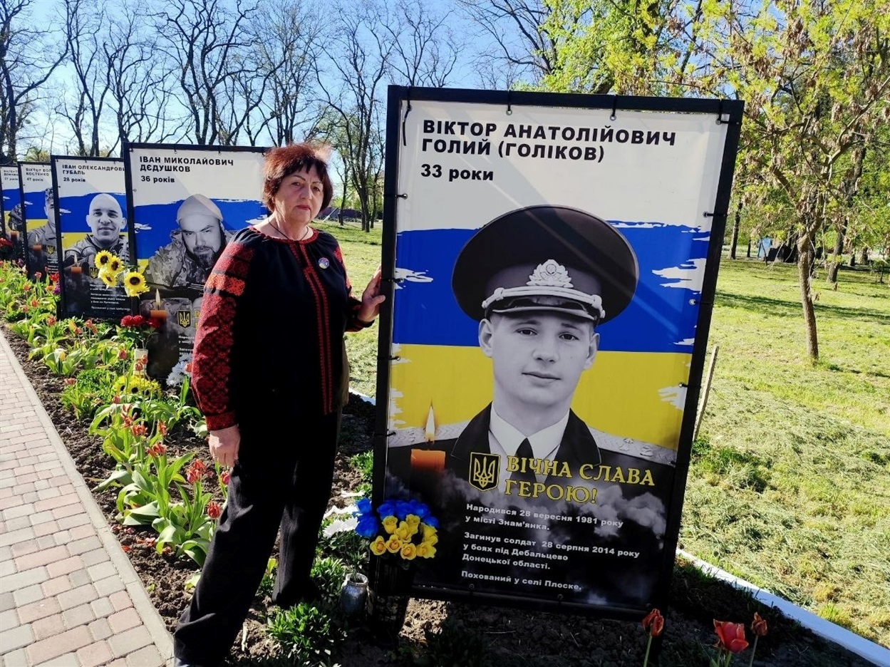 Олена Голікова біля світлини сина