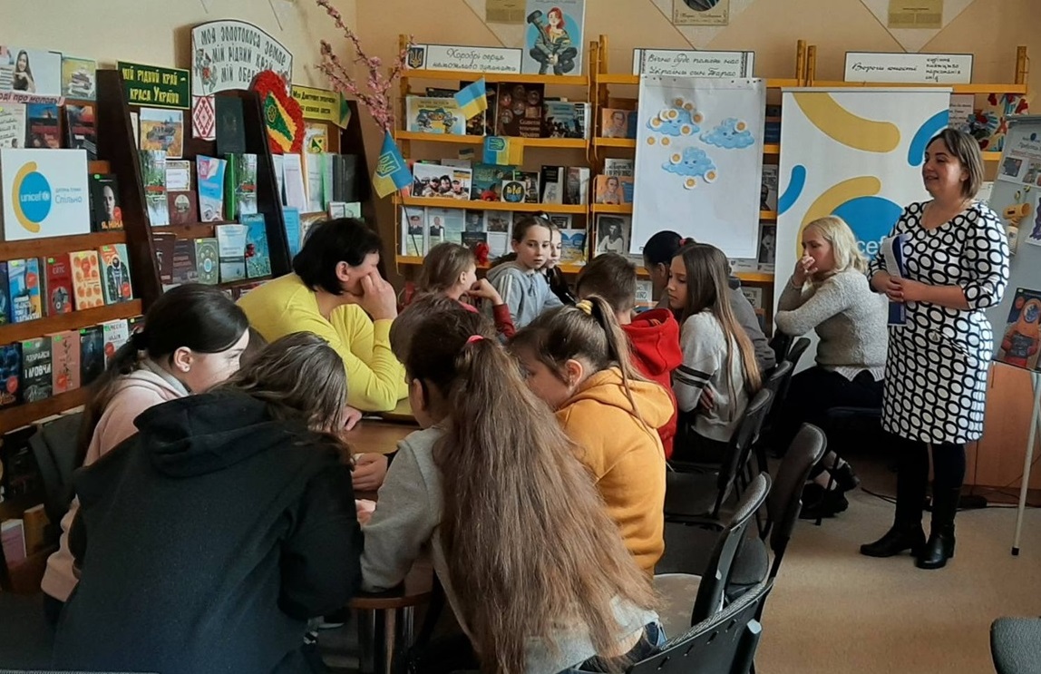 Бібліотекарка Оксана Мартинова презентує дитячу книгу українського письсменника Ростислава Попського "Мене забули на місяці”
 