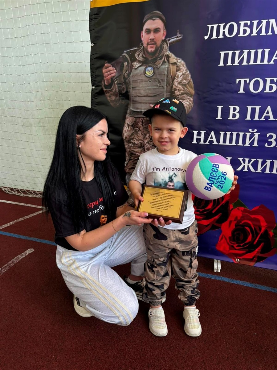 Юля Валєєва з сином біля світлини чоловіка