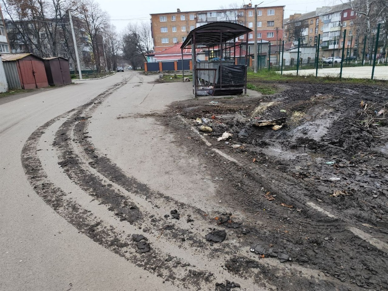 Так майданчик для збору сміття виглядає після вивезеннят великогабаритного сміття, яке лежало поряд