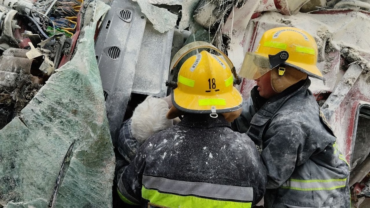 Рятувальники звільняють постраждалого із залізної пастки