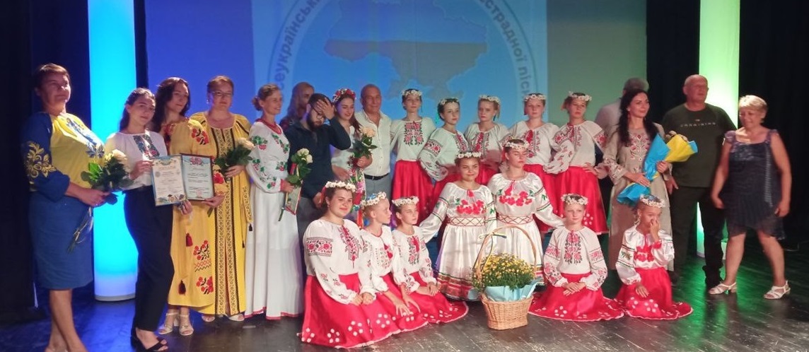 Колектив Мошоринського сільського будинку культури з організатором фестивалю Олександром Іськовим