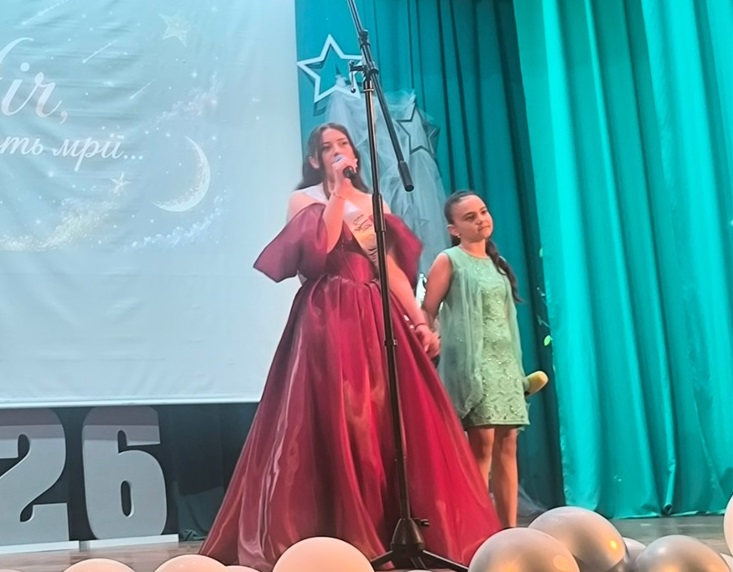Випускниця Аліна Чинник з молодшою сестрою Вірою Левандовською виконує пісню