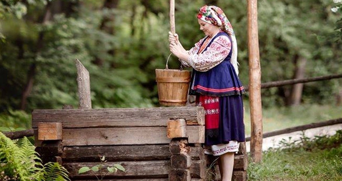 Жінка біля криниці